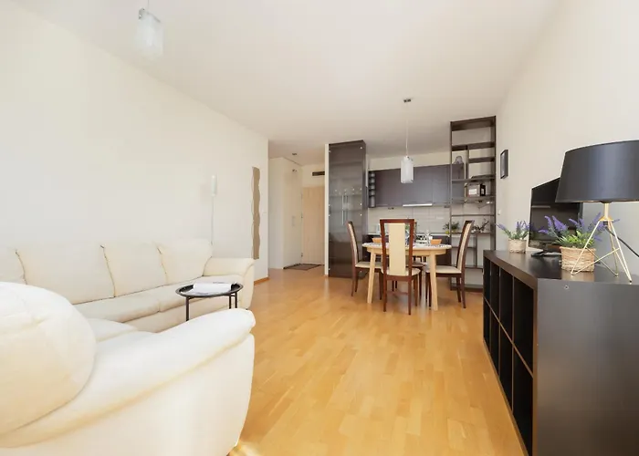 Modern & Spacious Apartment With Balcony And Parking By Noclegi Renters