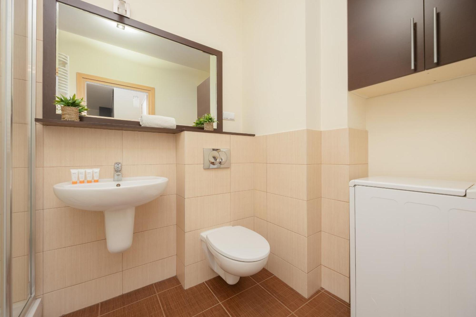 Modern & Spacious With Balcony And Parking By Renters Apartament