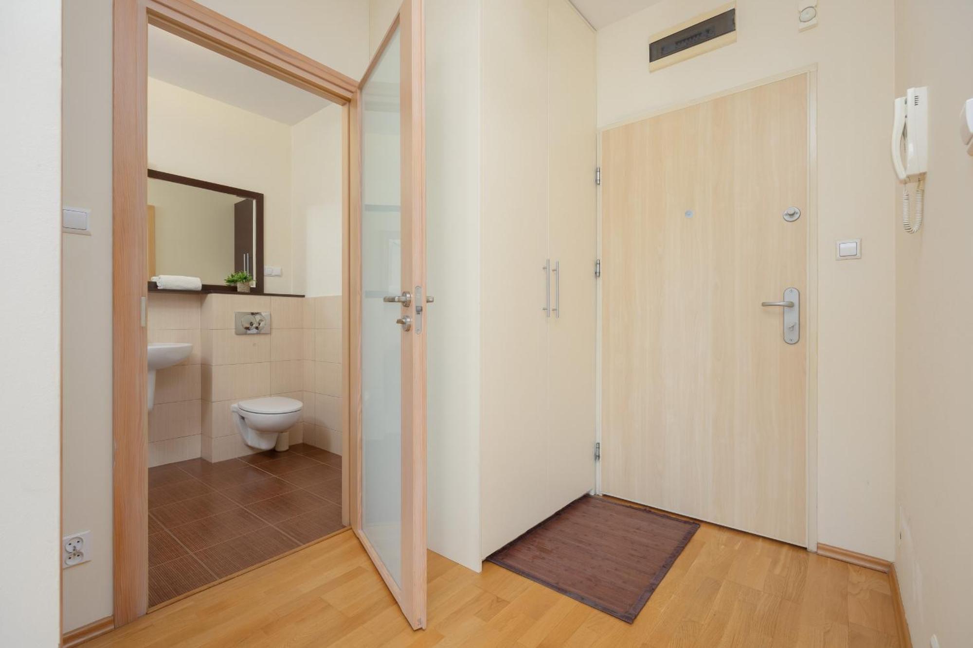 Modern & Spacious With Balcony And Parking By Renters Apartament *
