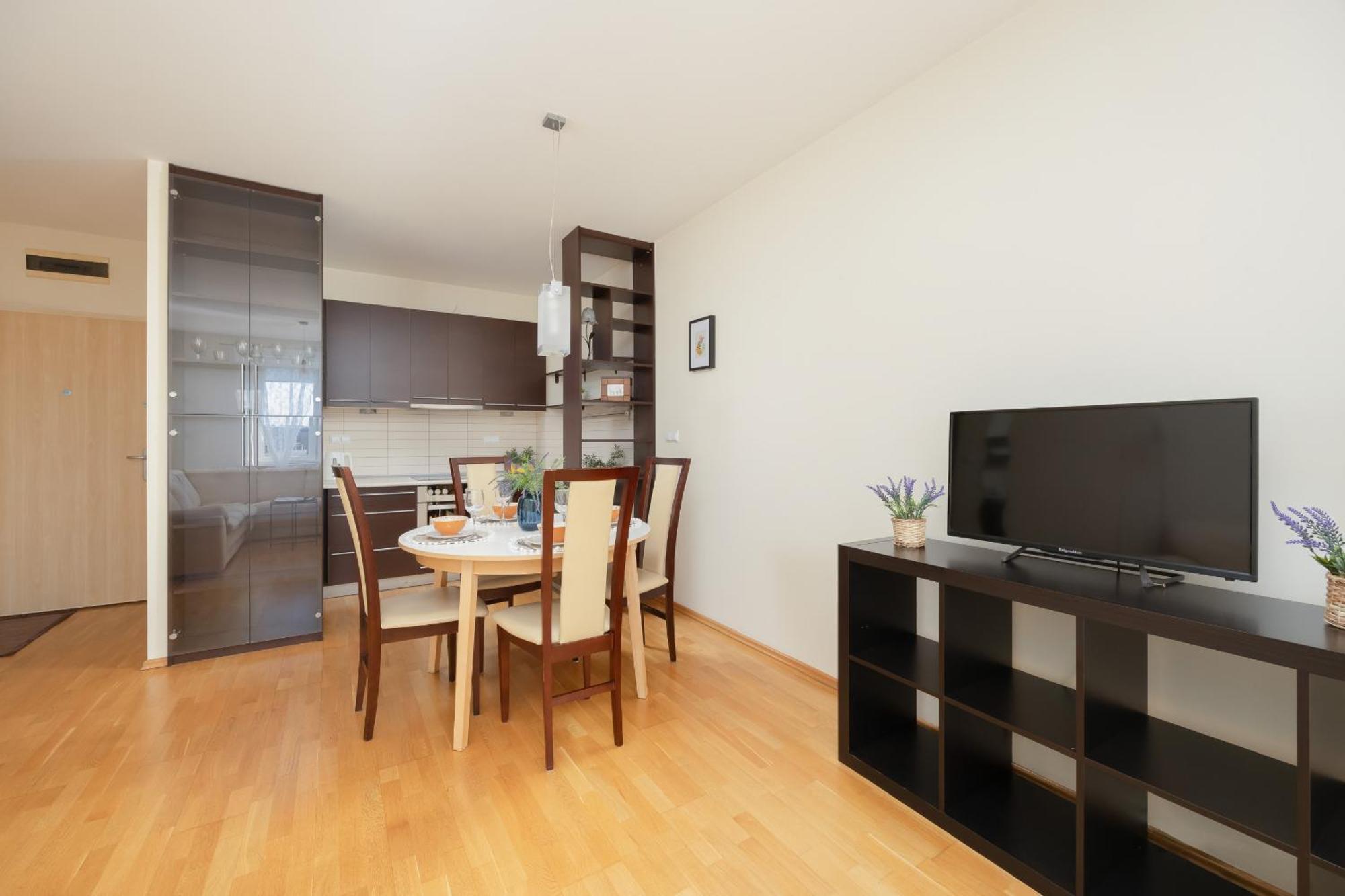 Modern & Spacious With Balcony And Parking By Renters Apartament *
