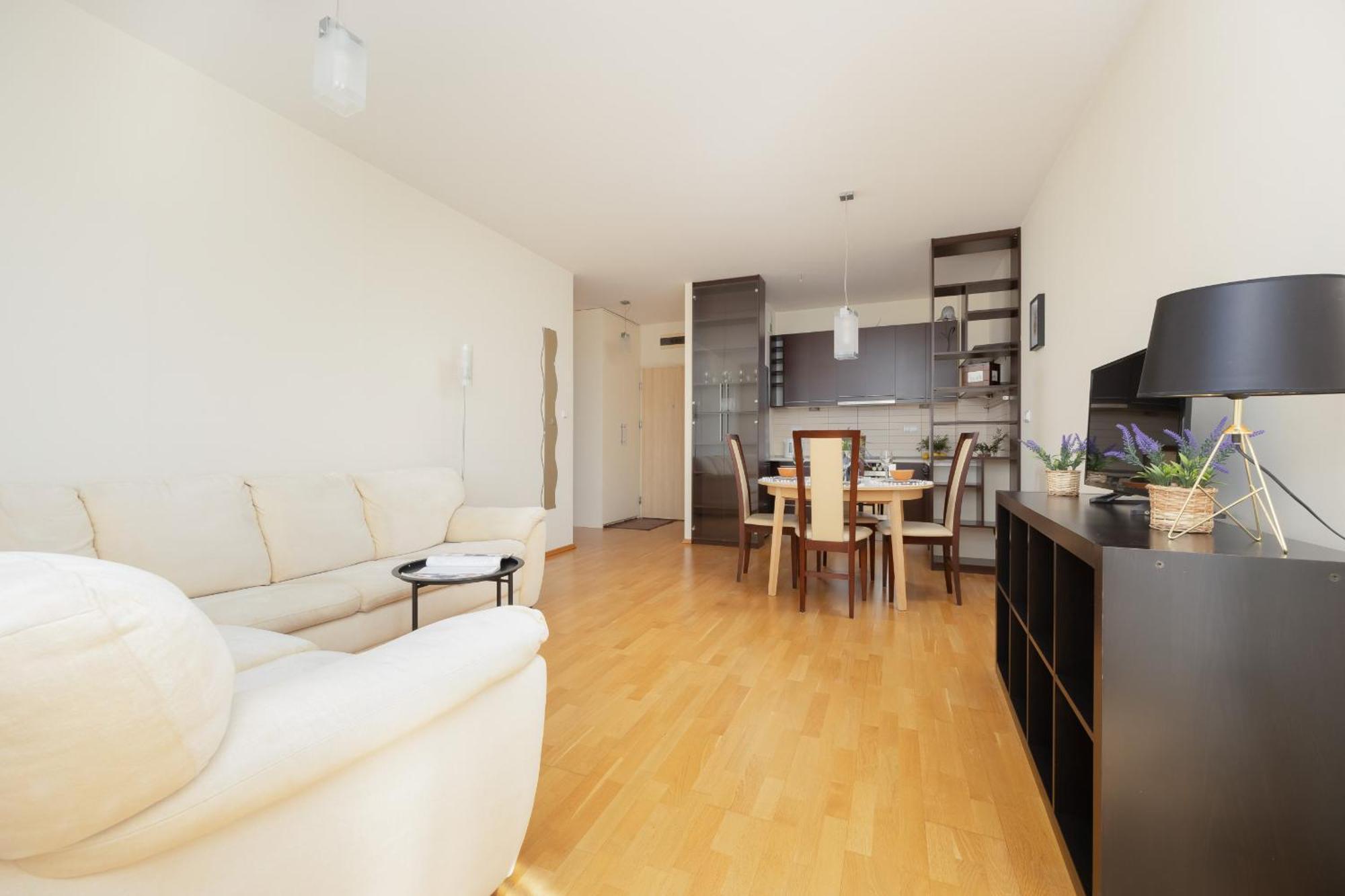 Modern & Spacious With Balcony And Parking By Renters Apartament