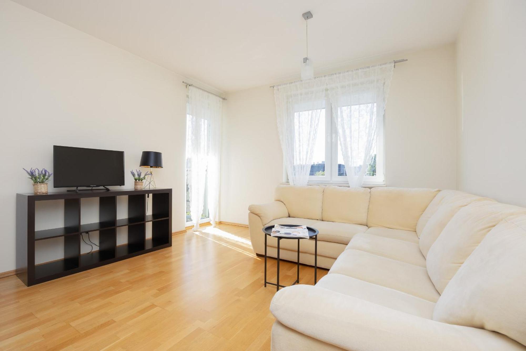 Modern & Spacious With Balcony And Parking By Renters Apartament *